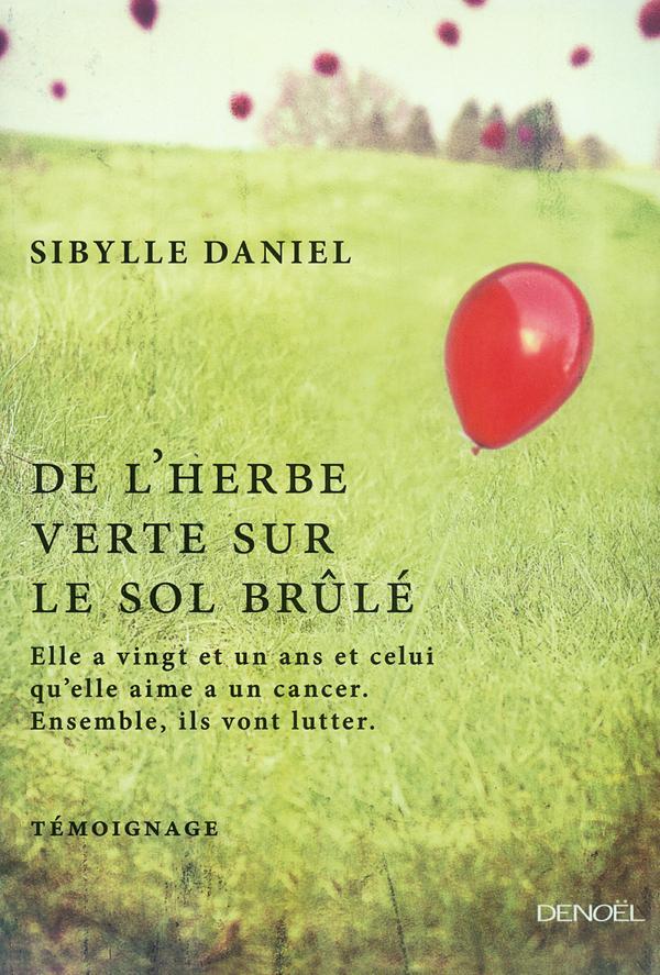 De l'herbe verte sur le sol brûlé