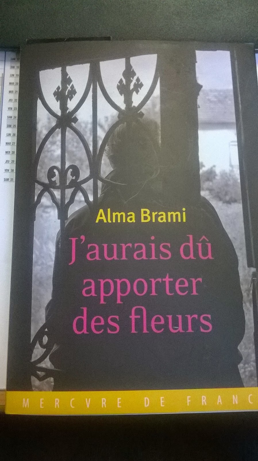 J'aurais dû apporter des fleurs : roman