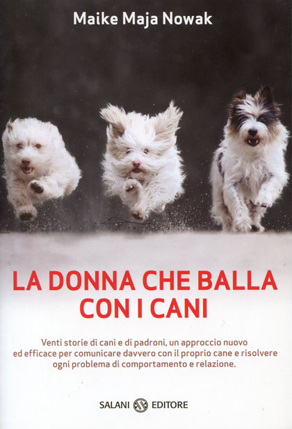 La donna che balla con i cani